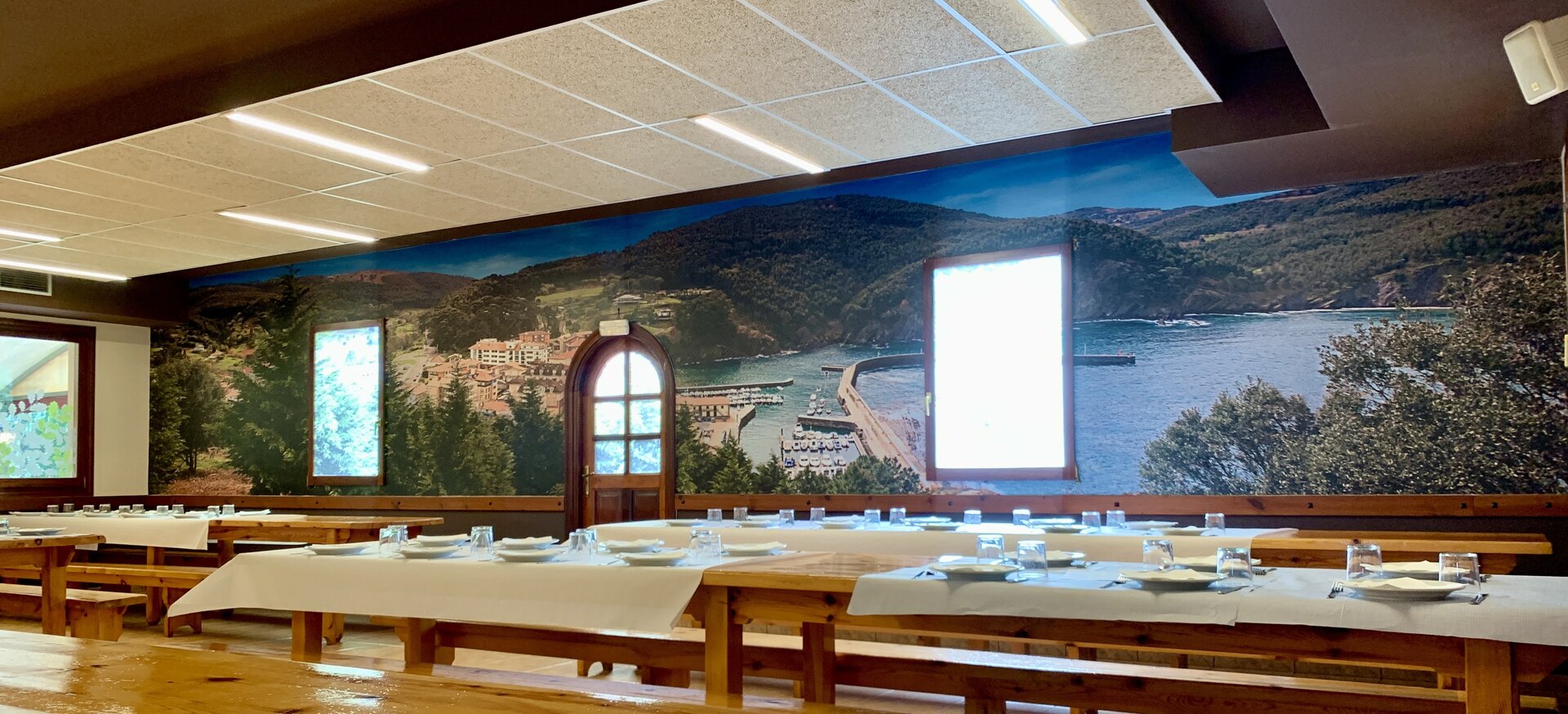 Comedor principal del Asador Urizar con mesas de madera